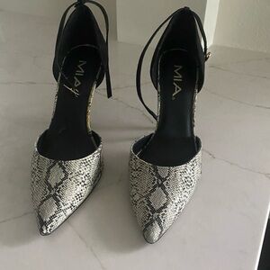 Black/White 3 1/2” heel